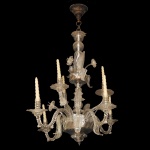 Lustre clássico em vidro artístico de Murano, uma peça de iluminação artística tradicional. Trabalho artesanal em vidro soprado, apresentando braços sinuosos, detalhes florais e ornamentos em formato de folhas que conferem elegância e sofisticação a ambientes formais e de época. 105 x 90 cm. Falta 2 folhas na parte de cima, 1 flor está quebrada, falta 2 folhas. Espólio de Josephina Penteado da Fonseca, SP.