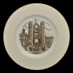 Peça de coleção - Prato vintage da coleção "Old London Views" da Wedgwood, fabricado na Inglaterra em sua primeira edição de 1941 com a ilustração central em tom marrom retratando a fachada e a torre do St. James's Palace, em Londres. No verso marca da tradicional marca da manufatura de cerâmica inglesa, Wedgwood. 27 cm. Espólio de Josephina Penteado da Fonseca, SP.