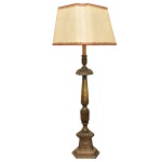 Tocheiro antigo em madeira nobre ricamente entalhada adaptado para luminária  de coluna. Peça decorativa clássica e imponente. 164 x 55 cm (MT) 142 cm (tocheiro). 40 x 55 x 55 cm (cúpula). Espólio de Josephina Penteado da Fonseca, SP.
