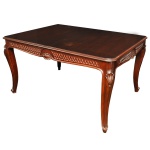 Mesa para jantar em madeira nobre, com tampo retangular e borda canelada com quinas arqueadas. Saia ondulada, esculpida com treliças centralizando adornos concheados. Pernas curvilíneas, com joelhos ornados por folhagens, rematadas por pés revirados. Acompanham 2 tábuas extensoras. 80 x 110 x 50 cm (fechada). 80 x 158 x 108 cm (aberta - com as 2 tábuas). Espólio de Josephina Penteado da Fonseca, SP. Informações importantes sobre a retirada do seu lote. Parabéns pela sua arrematação! Passamos para informar os detalhes e o procedimento para a retirada do seu lote: encontra-se originalmente no bairro da Vila Madalena, SP. A retirada deve ser feita exclusivamente mediante agendamento prévio e após o envio do comprovante de pagamento. Telefone para agendamento: (11) 5044-1228.Por favor, entre em contato conosco pelo telefone acima para escolher o melhor dia e horário para buscar o seu lote.