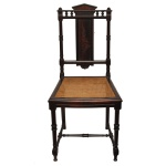 Original cadeira em madeira escurecida, estilo eclético. Encosto reto ladeado por colunatas aneladas, encimado por pequeno balaústre. Apresenta tabela reta com frontão triangular. Assento em palhinha da Índia, apoiado em saia lisa. Pernas dianteiras retilíneas e torneadas. Base com amarração em H. Transição séc. XIX - séc. XX. 91 x 44 x 40 cm. Espólio de Josephina Penteado da Fonseca, SP.