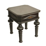 Séc. XIX - Pequena mesa lateral portuguesa estilo manuelino, em madeira nobre, com tampo quadrangular chanfrado. Saia larga, de mesmo formato, ornada por adornos em almofadados em losango bordados por godrões. Pernas retilíneas, torneadas e espiraladas, encimadas por largas bolachas. 50 x 45 x 45 cm. Espólio de Josephina Penteado da Fonseca, SP.