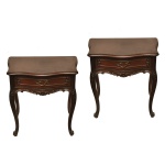 Par de mesas de cabeceira no estilo clássico. Apresentam tampo com recorte moldurado e uma gaveta frontal centralizada ornamentada com puxador de metal ou bronze trabalhado. Saia com entalhe e pernas recurvas e sinuosos. 51 x 52 x 36 cm. Espólio de Josephina Penteado da Fonseca, SP.