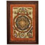 Peça decorativa tradicional de uma Mandala Budista Tibetana, frequentemente estruturada no formato de uma arte sacra conhecida como Thangka. Apresenta uma rica geometria sagrada com círculos concêntricos e uma estrutura quadrangular concêntrica central, que simboliza o palácio celestial de uma divindade meditativa. Ao redor do diagrama principal, há representações detalhadas de Budas ou mestres espirituais sentados em poses de meditação na parte superior e inferior da pintura.93 x 66 cm (MI). 106 x 80 cm (ME). Espólio de Josephina Penteado da Fonseca, SP.