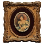 Miniatura de formato retangular, retratando uma elegante dama de época com trajes da antiguidade. Moldura em madeira dourada e entalhada. 8 x 7 cm (MI). 20 x 17 cm (ME). Espólio de Josephina Penteado da Fonseca, SP.