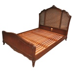 Antiga cama de casal em madeira nobre. Apresenta cabeceira arqueada, dividida em 3 painéis forrados em palhinha da Índia e encimada por composição floral esculpida em relevo. Peseira de formato recurvo, ornada por frisos ondulados e canelados. Laterais retas e pés baixos e curvilíneos. Rasgo na palinha no canto esquerdo. 140 x 210 x 162 cm. Espólio de Josephina Penteado da Fonseca, SP.Informações importantes sobre a retirada do seu lote. Parabéns pela sua arrematação! Passamos para informar os detalhes e o procedimento para a retirada do seu lote: encontra-se originalmente no bairro da Vila Madalena, SP. A retirada deve ser feita exclusivamente mediante agendamento prévio e após o envio do comprovante de pagamento. Telefone para agendamento: (11) 5044-1228. Por favor, entre em contato conosco pelo telefone acima para escolher o melhor dia e horário para buscar o seu lote.