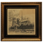 Gravura clássica intitulada "L'Abside de Notre-Dame de Paris", criada pelo renomado artista e gravador americano Louis Orr (18791966). Apresenta uma vista atmosférica e detalhada da famosa Catedral de Notre-Dame a partir do rio Sena, destacando a abside, os arcobotantes e a imponente agulha central projetada por Viollet-le-Duc no século XIX. 40 x 42 cm (MI). 62 x 62 cm (ME). Espólio de Josephina Penteado da Fonseca, SP.
