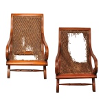MILLENIUM MÓVEIS - Par de poltronas de descanso, estilo do sudeste asiático, com encostos retos, ladeados por montantes acoplados a braços rematados em volutas. Pernas recurvas reunidas por amarração em H. Forrações em palhinha da Índia com desenhos de losangos nos encostos. Forração em palhinha a ser refeita. NO ESTADO. 85 x 64 x 80 cm. Espólio de Josephina Penteado da Fonseca, SP.