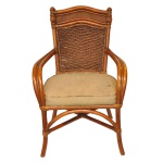 Poltrona clássica em fibras naturais, comumente conhecida como Poltrona Búzios. Esse estilo de mobiliário utiliza estruturas de madeira envergada ou apuí, complementadas com detalhes em junco trançado oferecendo uma estética colonial e tropical atemporal. Sinais de uso e do tempo. Espólio de Josephina Penteado da Fonseca, SP.