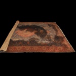 Antigo e grande  tapete Oriental com desenho Persa medindo 454 x 316 cm. Apresenta umas das pontas com pequeno pedaço descosturado. Esta parcialmente enrolado e manchado. Precisa ser lavado para realçar a beleza do tapete. Espólio de Josephina Penteado da Fonseca, SP.