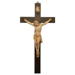 Imagem de Cristo na Cruz, esculpido em com resquícios de policromia. Apresenta-se vestindo um simples cendal atado à cintura, e com a cabeça caída para a direita. Cruz em madeira com hastes lisas e retas, encimada por cartucho com as iniciais I.N.R.I. Pequenos danos nos joelhos. Traz etiqueta com nome da proprietária e data de doação para sua filha de 23/V/1940. 60 cm (cruz). 33 cm (Cristo).  Espólio de Josephina Penteado da Fonseca, SP.