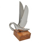 Emblema de capô vintage em formato de cisne (Packard Flying Swan), em metal cromado e montado em uma base de pedra. Esses ornamentos eram muito usados em carros clássicos antigos, como os modelos da marca Packard nas décadas de 1930 a 1950. 25 x 27 cm.