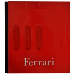 "Ferrari: The Red Dream", Textos dos especialistas Pietro Carrieri, Doug Nye e Fulvio Carmagnola. Editora Motorbooks. O design marcante da capa imita o capô de alumínio vermelho de um carro Ferrari, incluindo as icônicas entradas de ar salientes (conhecidas em italiano como louvres ou branchie). Publicado originalmente pela Idea Books em 2005, o livro conta com textos dos especialistas Pietro Carrieri, Doug Nye e Fulvio Carmagnola. Ele celebra a história e o design de vinte modelos lendários que marcaram os mais de 50 anos de glórias da marca de Maranello. Uma obra de colecionador altamente cobiçada por entusiastas automotivos.