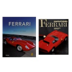 Dois livros de fotografia e história automotiva dedicados à icônica marca italiana Ferrari: A) FERRARI: 25 YEARS OF CALENDAR IMAGES, uma obra do renomado fotógrafo Günther Raupp publicada pela editora teNeues. O livro reúne as melhores fotografias automotivas capturadas para os calendários oficiais da marca ao longo de duas décadas e meia, trazendo um prefácio escrito por Piero Ferrari. Na capa, destaca-se uma clássica Ferrari de corrida vermelha na pista. B) FANTASTIQUES FERRARI, livro publicado originalmente em 1987 pelas edições E.P.A.. A obra conta com textos do historiador automotivo Antoine Prunet e fotografias artísticas de Peter Vann. A capa exibe uma visão aérea em ângulo de um icônico protótipo ou carro de corrida da marca.