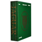 OBRA RARA DE COLECIONADOR - "JAGUAR CATALOGUE RAISONNÉ 1922-1992" - Ian Norris. Um conjunto colecionável de dois volumes com estojo (slipcase). Publicado em 1991 pela editora italiana Automobilia e escrito por Ian Norris, este catálogo abrangente documenta detalhadamente 70 anos de história e modelos de automóveis da marca britânica Jaguar, cobrindo desde as origens como Swallow Sidecar Company até clássicos icônicos como o E-Type e a linha XJ. Dividido em dois tomos encadernados com capa dura verde e gravações personalizadas. Conteúdo multilíngue, geralmente apresentando textos em inglês, italiano e francês. Aproximadamente 444 a 445 páginas no total dos dois volumes. Altamente ilustrado com fotografias e imagens históricas em preto e branco e coloridas.