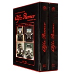 "ALFA ROMEO: LE VETTURE DI PRODUZIONE / Production Cars 1910-1996", escrita pelos especialistas Stefano d'Amico e Maurizio Tabucchi. Esta obra foi publicada pela editora italiana Giorgio Nada Editore e consiste em um conjunto de dois volumes protegidos por um estojo rígido (slipcase) personalizado. Trata-se de uma edição bilíngue extremamente detalhada (em italiano e inglês) que cataloga de forma técnica e histórica todos os automóveis de produção em série da icônica fabricante italiana ao longo desse período.