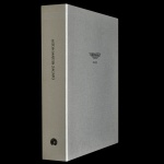 EDIÇÃO DE LUXO PARA COLECIONADOR - ASTON MARTIN ZAGATO. Stephen Archer e Simon Harries. Fotografias de Riochard Newton. Palawan Press - Livro de capa dura prateado com acabamento metálico apresentando o logotipo da Aston Martin gravado de forma minimalista na capa. Na lombada, há um texto alinhado verticalmente que identifica o modelo ou a edição da publicação. Costuma ser um catálogo de luxo ou livro de especificações para concessionárias (Dealer Sales Hardcover Book / Brochure), distribuído de forma limitada para promover modelos específicos da marca, como o Aston Martin Rapide S ou edições especiais da linha V8 Vantage.