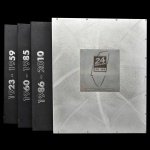 COLEÇÃO: 24 HEURES DU MANS. Christian Moity, Jean-Marc Teissedre e Alain Bienvenu. Editora Le Mans Racing. 3 tomos acondicionados em caixa de metal. Coleção completa em box set da revista 24 Épocas (originalmente intitulada 24 Heures), uma prestigiada publicação histórica que documenta de forma abrangente os principais acontecimentos e a evolução geopolítica de Taiwan. O conjunto é composto por três volumes principais encadernados, divididos em períodos cronológicos específicos que marcam a história moderna da ilha:   Volume 1: 1923  1959 / Volume 2: 1960  1985 e  Volume 3: 1986  2010. Os volumes vêm protegidos por uma caixa externa com acabamento prateado, que traz estampado o logotipo estilizado com o número "24" sobreposto ao mapa geográfico de Taiwan.