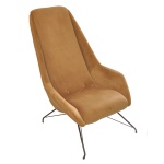 Confortável poltrona contemporânea de descanso, moldada com concha formando encosto e assento acoplados. Laterais com abas em L e braços largos. Base com pés tubulares inclinados e reunidos por fina amarração em X. Estofamento em veludo de cor caramelo. 98 x 66 x 80 cm.