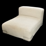 KARTELL  Chaise longue da coleção Plastics, um clássico do design contemporâneo desenhado pelo renomado arquiteto italiano Piero Lissoni para a prestigiada marca Kartell. Possui uma estrutura volumosa com revestimento em tecido macio de tom neutro. Encosto retilíneo apoiado em assento de mesmo formato. Quinas apoiadas em cantoneiras com pés baixos e retos em acrílico transparente. 60 x 87 x 110 cm.
