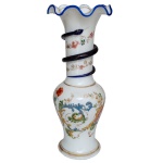 Vaso de formato balaústre em vidro opalinado decorado com adornos florais policromados e dourados. Bojo abaulado ornamentado por composição com elementos fitomórficos, volutas e estilizações. Apresenta gargalo reto com serpente azul noturno em alto relevo, espiralada à sua volta. Borda superior ondulada e revirada. Base circular, levemente esparramada. 24 x 10 cm.