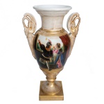 Séc. XIX - Vaso neoclássico em porcelana europeia policromada e dourada, no formato de vaso Médici. Bojo cônico, ornamentado por cena romântica e paisagem campestre em reservas. Alças laterais com argolas duplas. Gargalo em corneta encimado por borda revirada e anelada. Haste curta apoiada em base quadrangular. 26 x 15 cm.
