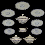 Porcelana Real  Serviço para jantar em porcelana de manufatura nacional apresentando decoração floral em azul sobre fundo branco.  Constando: 36 pratos rasos (24 cm), 18 pratos fundos (23 cm), 22 pratos para sobremesa (19 cm), 12 taças p/ consomê (5 x 14 cm / 17 cm - pires), 1 sopeira (20 x 33 cm), 2 legumeiras (18 x 28 cm / 18 x 28 cm), 4 saladeiras (6 x 26 cm / 6 x 24 cm / 6 x 24 cm / 6 x 22 cm), 7 travessas (40 x 24 cm / 2 com 36 x 23 cm / 2 com 32 x 20 cm / 2 com 30 x 18 cm), travessa oval (6 x 28 x 20 cm) e 1 molheira com presentoir (10 x 21 x 11 cm / 23 x 14 cm).