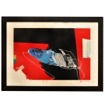 MANABU MABE (Kumamoto, Japão 1924  São Paulo, 1997)  Composição caracterizada por fortes contrastes em vermelho, preto e azul. Serigrafia s/ papel. Tiragem 14 /118. Ass. cid.  50 x 71 cm (MI). 58 x 80 cm (ME). Emoldurada em madeira. Pintor, gravador, ilustrador. As pinturas de Manabu Mabe são caracterizadas sobretudo pela gestualidade, pelo trabalho com manchas de grande expressividade e pelo apuro no uso das cores.