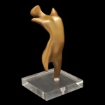 SPINOZA  Escultura em metal com pátina dourada e polido, retratando figura feminina estilizada. Assinada. Base em acrílico transparente. 17 x 10 x 10 cm (MT). 15 x 7 cm (escultura).