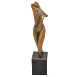 CELINA - Escultura abstrata em bronze retratando uma figura nua de forma sinuosa. Base geométrica em mármore. Assinada. 27 x 7 x 7 cm (MT). 20 x 6 cm (escultura)