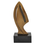 Escultura abstrata em metal polido e com pátina dourada. Linhas curvas e vazados fluidos que remetem a elementos da natureza. Peça apoiada sobre uma base em madeira escura. Assinatura com iniciais não identificada e numerada. 28 x 12 x 7 cm (MT). 23 x 10 cm (escultura).