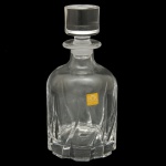 RCR Cristalleria Italiana. Modelo Trix - Decanter para whisky em cristal translucido. Corpo circular lapidado com relevos geométricos e tampa longa. 22 x 11 cm.
