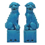 Par de esculturas retratando cão de Fó em cerâmica chinesa. Apresenta um vibrante esmalte azul turquesa com base geométrica recortada. 26 x 6 x 10 cm.