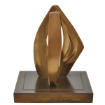 ROBERTO VIVAS (Buenos Aires, 1932) - Escultura abstrata em bronze polido e dourado. Apresenta formas sinuosas e contornos orgânicos, com uma abertura central vazada, apoiada sobre uma base quadrada  escurecido. Placa de identificação em metal com assinatura. 20 x 16 x 14 cm.