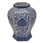 Vaso em porcelana chinesa de formato balaústre sextavado. Apresenta decoração em azul com florões e ideogramas da Dupla Felicidade, sobre fundo com volutas florais. Bordas com adornos geométricos repetidos. Bojo abaulado, encimado por curto gargalo. Base levemente esparramada. Marca da manufatura sob a base. 22 x 15 cm.