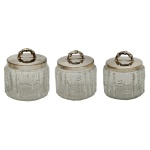 Conjunto composto por 3 potes de formato circular emvidro com decoração  ST James. Tampa  em metal prateado com pegas na forma de bannu torcido. Não apresenta marcas da manufatura. 12 x 10 cm / 11 x 10 cm.