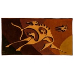 STENIO MENDES. Década 1960  Galopante. Rara tapeçaria feita a mão. Ass. e titulado no cie. 100 x 189 cm. A obra apresenta figuras dinâmicas e abstratas com traços marcantes em tons terrosos, típicas do design têxtil e do modernismo brasileiro daquela década. Ela traz a assinatura do artista visível no canto inferior esquerdo. Termo de garantia no fundo. Passamos para informar os detalhes e o procedimento para a retirada do seu lote: O lote encontra-se originalmente em Belo Horizonte (MG) e estará disponível em nosso escritório em São Paulo (SP) a partir de uma semana após o término do leilão. A retirada deve ser feita exclusivamente mediante agendamento prévio. Telefone para agendamento: (11) 5044-1228. Por favor, entre em contato conosco pelo telefone acima para escolher o melhor dia e horário para buscar o seu lote.