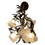 Lustre de estilo Art Nouveau caracterizado pelo seu design botânico ricamente detalhado. Formato de ramos e folhagens entrelaçadas, em ferro patinado. Cúpulas das lâmpadas imitam flores em desabrochar (tulipas) e são feitas de vidro jateado ou acetinado com bordas onduladas que ajudam a difundir uma iluminação suave e aconchegante.