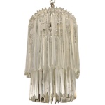 Lustre em cristal Murano vintage, famoso por suas fileiras de prismas de vidro lapidado estruturados em camadas. Esse design geométrico e sofisticado reflete a luz de forma única e foi amplamente popularizado nos anos 1960 e 1970 tornando-se um ícone da iluminação de luxo Mid-Century Modernist. Passamos para informar os detalhes e o procedimento para a retirada do seu lote: O lote encontra-se originalmente em Belo Horizonte (MG). e estará disponível em nosso escritório em São Paulo (SP) a partir de uma semana após o término do leilão. A retirada deve ser feita exclusivamente mediante agendamento prévio. Telefone para agendamento: (11) 5044-1228. Por favor, entre em contato conosco pelo telefone acima para escolher o melhor dia e horário para buscar o seu lote.