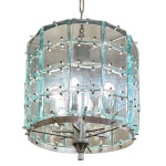Lustre de meados do século (Mid-Century Modern). Estrutura cilíndrica em metal e revestida por placas modulares de vidro lapidado presas individualmente por pequenos pinos metálicos. Passamos para informar os detalhes e o procedimento para a retirada do seu lote: O lote encontra-se originalmente em Belo Horizonte (MG). e estará disponível em nosso escritório em São Paulo (SP) a partir de uma semana após o término do leilão. A retirada deve ser feita exclusivamente mediante agendamento prévio. Telefone para agendamento: (11) 5044-1228. Por favor, entre em contato conosco pelo telefone acima para escolher o melhor dia e horário para buscar o seu lote.