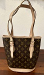 Clássica bolsa Louis Vuitton com monograma, medindo 26X26cm, em bom estado , não garantimos a origem