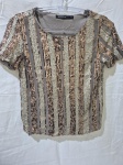 Blusa com lantejoulas da Cortelle. TAM: PP Peças podem apresentar marcas de uso ou guardado.