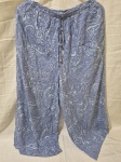 Calça pantalona floral azul da Casual Street. TAM: P, com pequena mancha como demonstra fotos. Peças podem apresentar marcas de uso ou guardado.