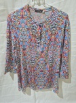 Blusa estampada. TAM: P Peças podem apresentar marcas de uso ou guardado.