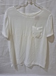 Blusa branca da marca Acervo.TAM: P Peças podem apresentar marcas de uso ou guardado.