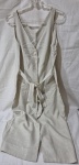 Vestido em tom areia com decote em V e amarração na cintura. TAM: M