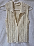 Blusa regata de tricô com botões frontais e gola. TAM: M