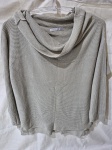 Suéter feminino com decote cowl. TAM: G