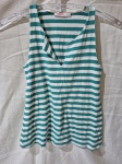 Regata feminina listrada verde e branca da marca Drops. TAM: P