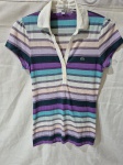 Camisa polo feminina listrada da marca Lacoste. TAM: 36